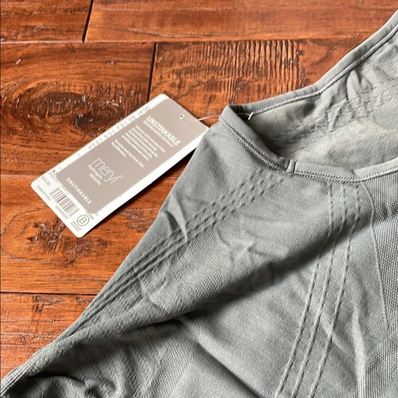 Gray fitted sleeveless tank top with scoop neck and ruched style - Picture 4 of 4